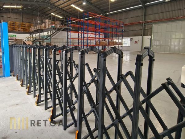 Manual Aluminium Retractable Gate - Grey Color