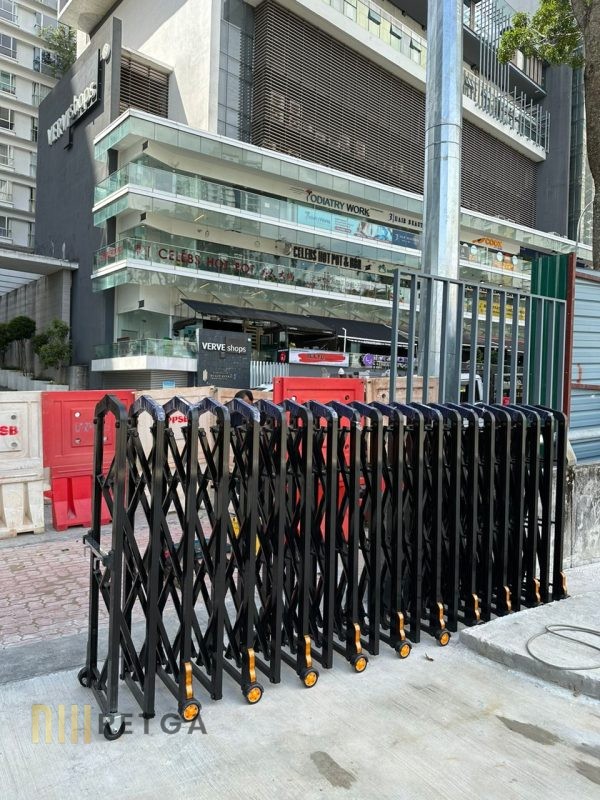 Manual Aluminium Retractable Gate - Black Color - Image 2