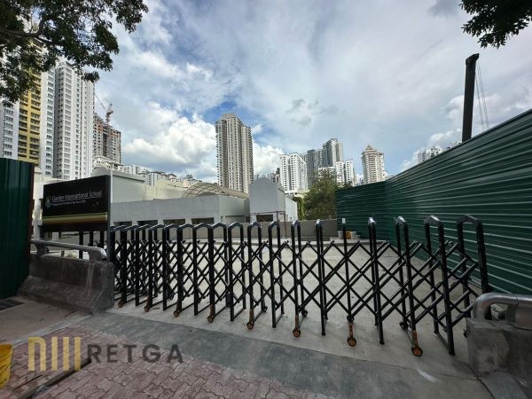 Manual Aluminium Retractable Gate - Black Color - Image 5