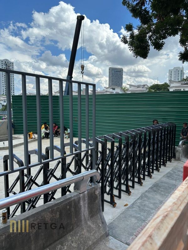 Manual Aluminium Retractable Gate - Black Color - Image 3