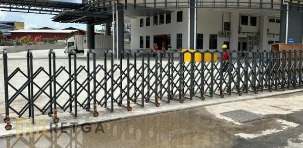 Manual Aluminium Retractable Gate - Grey Color - Image 2
