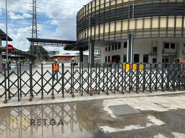 Manual Aluminium Retractable Gate - Grey Color