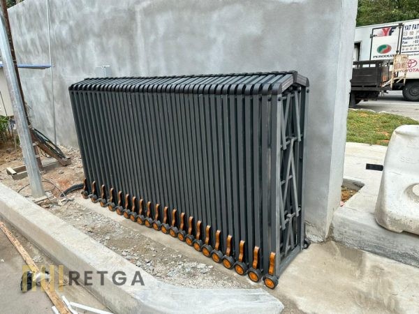Manual Aluminium Retractable Gate - Grey Color - Image 3