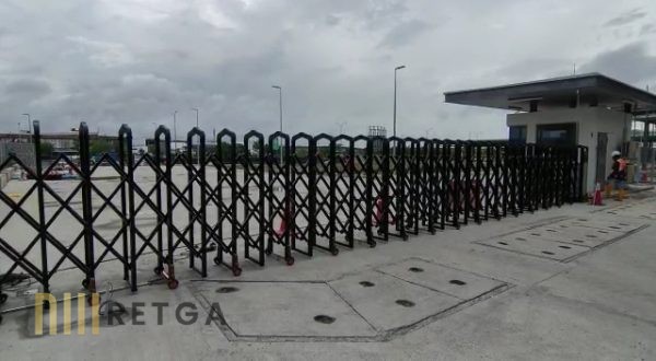 Motorized Aluminium Retractable Gate - Black Color - Image 4