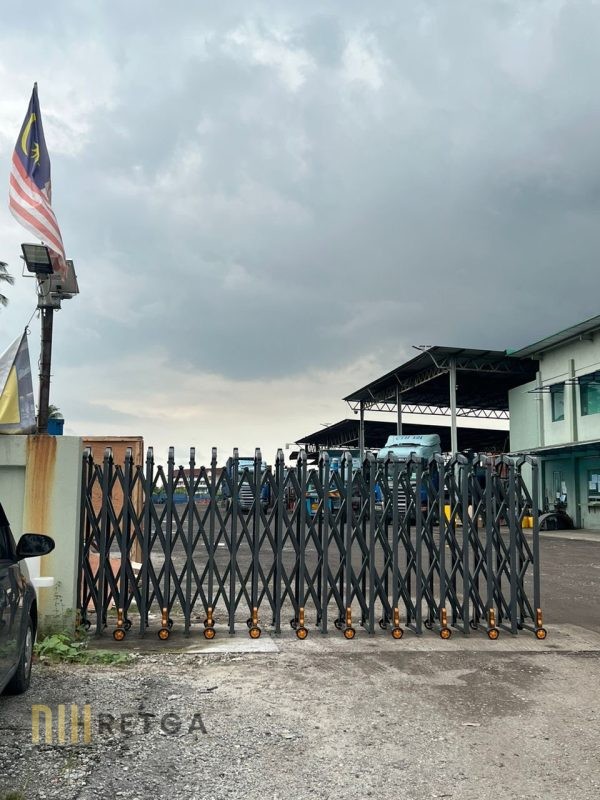 Manual Aluminium Retractable Gate - Grey Colour - Image 3