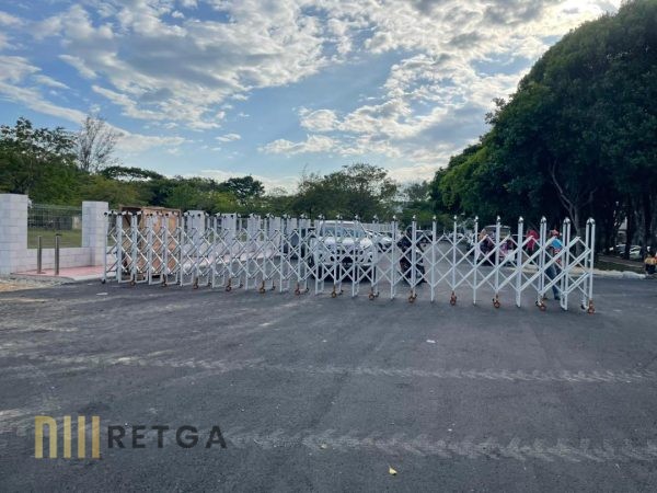 Manual Aluminium Retractable Gate - Silver Colour - Image 2