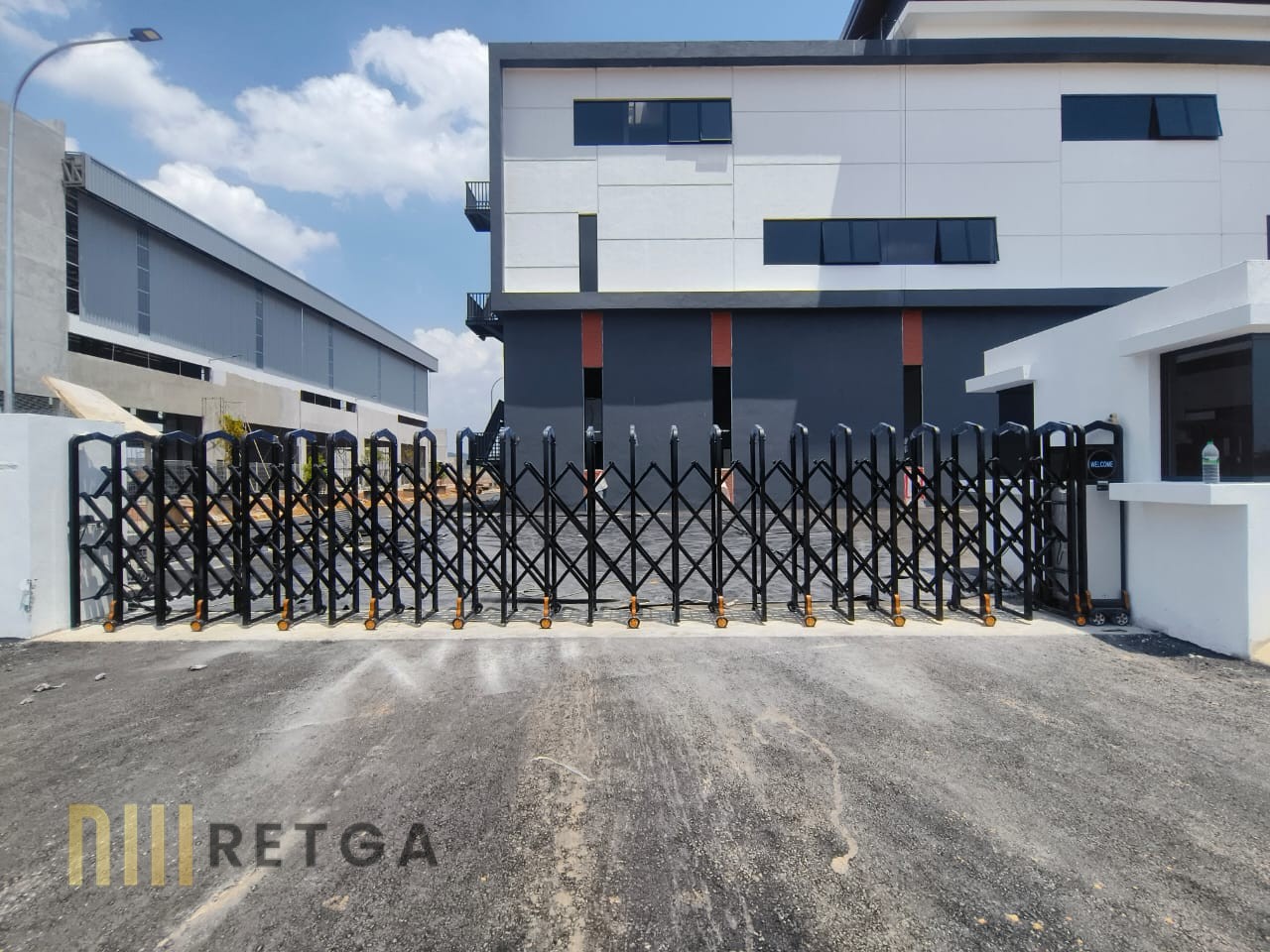 Motorized Aluminium Retractable Gate (Black Colour) RETGA