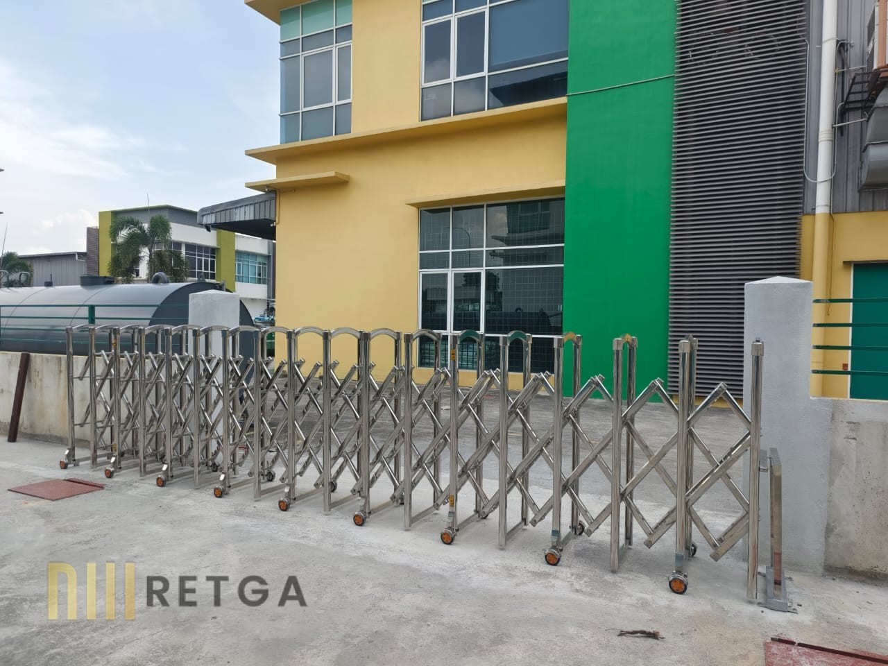 Manual Stainless Steel 304 Retractable Gate with Lock Stand - RETGA